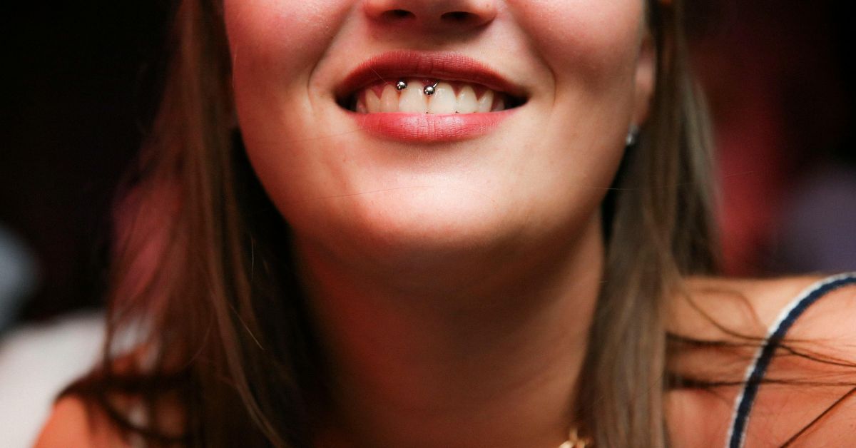 Piercing Smile no Freio Labial: Riscos, Cuidados e Dúvidas Respondidas