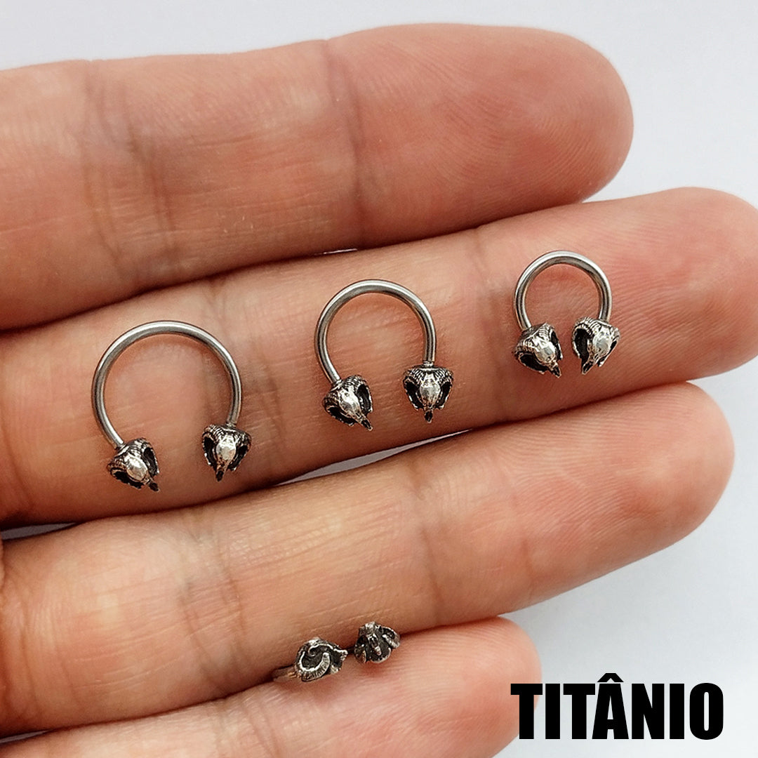 Piercing Ferradura Baphomet Titânio